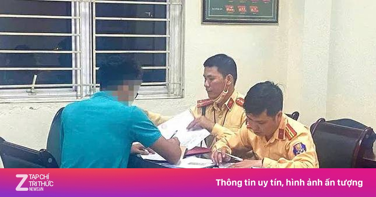 Xử phạt tài xế bán tải chở 6 cháu bé trên thùng xe ở Đại lộ Thăng Long