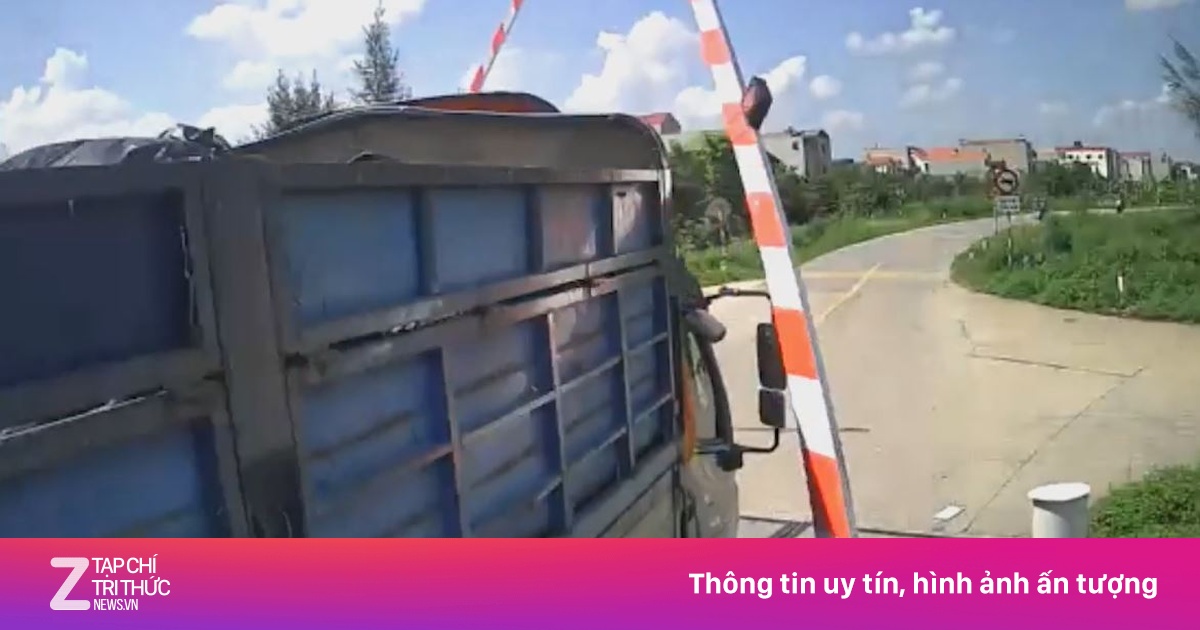 Ôtô, xe máy liên tiếp đâm gãy gác chắn đường sắt