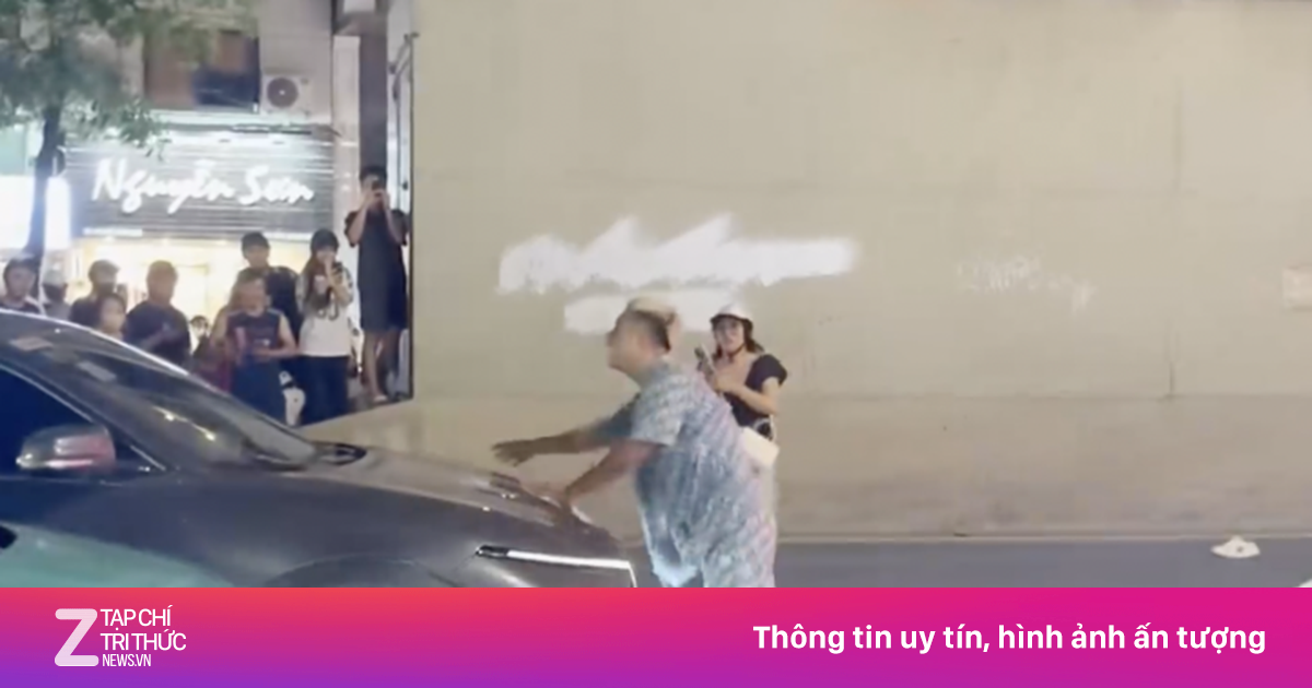 Nam thanh niên lao ra đường chặn đầu ôtô, đánh tài xế xe máy ở Hà Nội