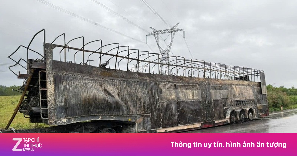 Đầu kéo chở 126 xe máy cháy rụi