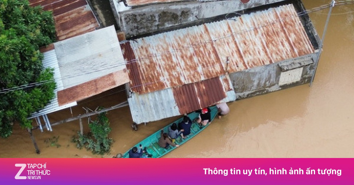 Mưa lũ, sạt lở đất ở miền Trung đã làm 102 người chết và mất tích