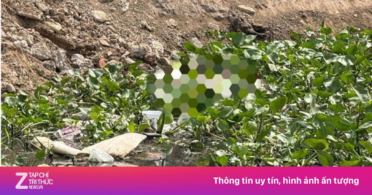 Phong tỏa hiện trường thi thể người đàn ông phân hủy dưới kênh ở TPHCM