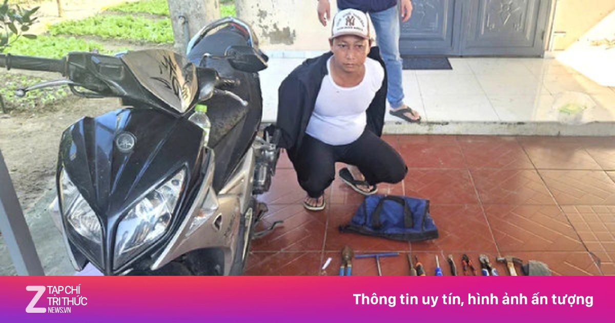 Người đàn ông cầm búa đập bể cửa kính, đột nhập công ty cuỗm tài sản