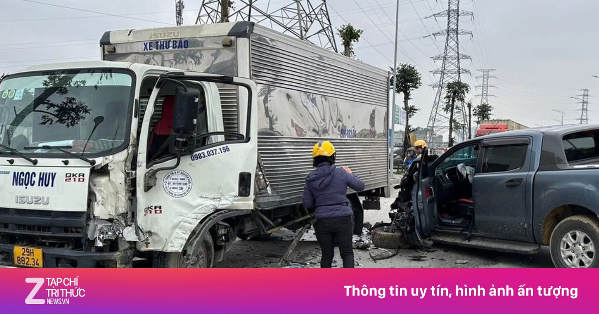 Xe bán tải biến dạng sau va chạm liên hoàn