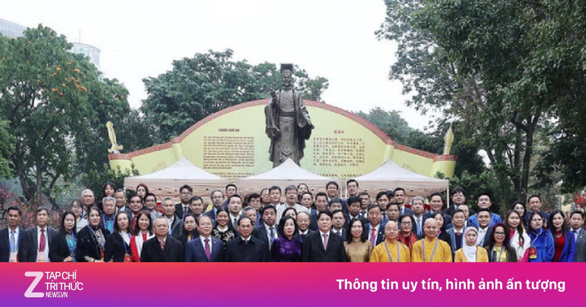 Chủ tịch nước Lương Cường cùng kiều bào dâng hương tại Tượng đài Lý Thái Tổ