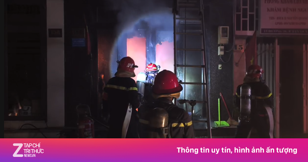 Cháy nhà ở TP.HCM lúc rạng sáng, cảnh sát giải cứu thành công 4 người mắc kẹt