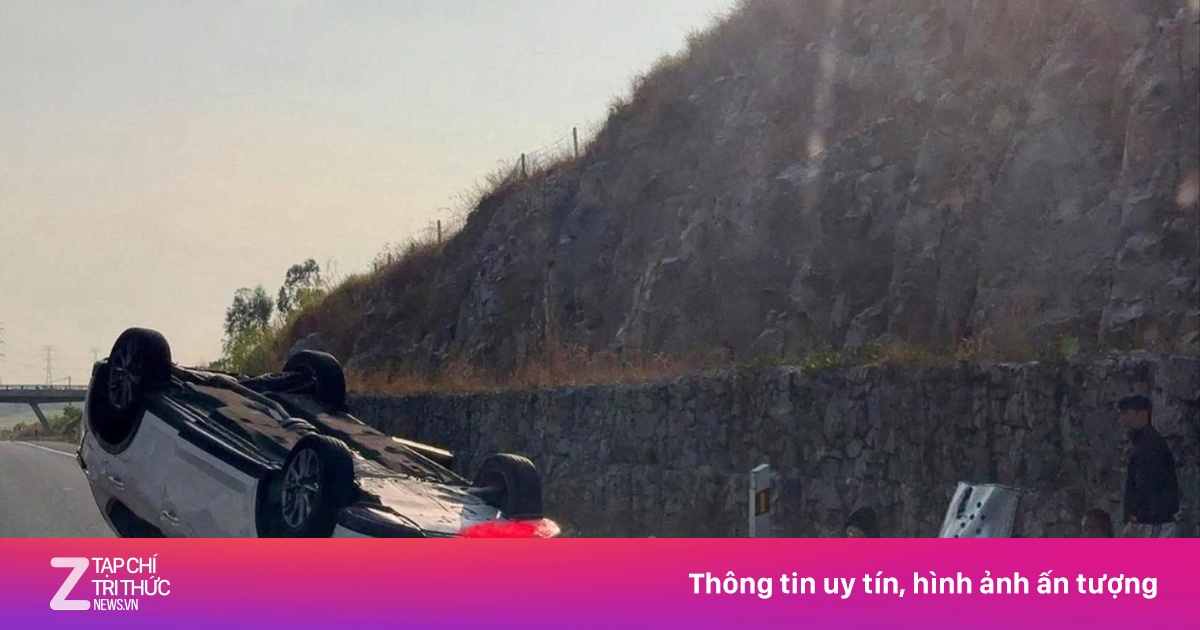 Mất lái, ôtô 'lấm lưng trắng bụng' trên cao tốc Phan Thiết - Dầu Giây