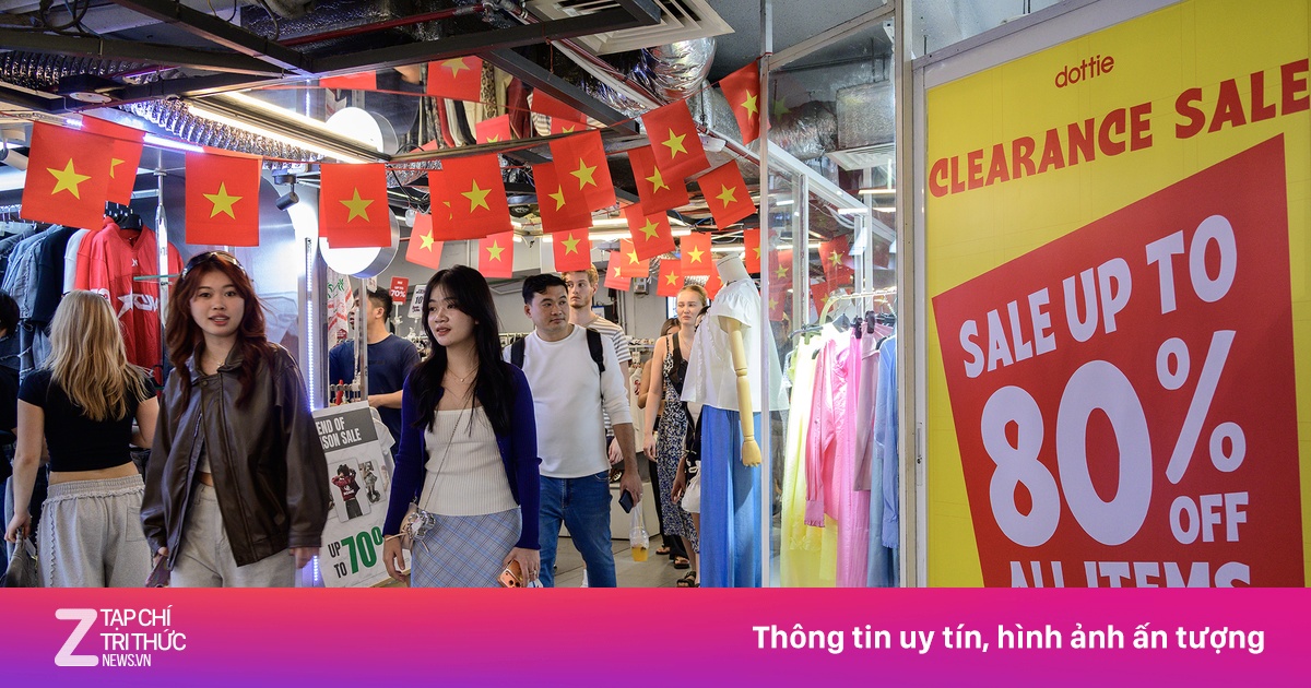 Trung tâm TP.HCM đông nghẹt khi người dân đi mua sắm, gặp gỡ cuối năm