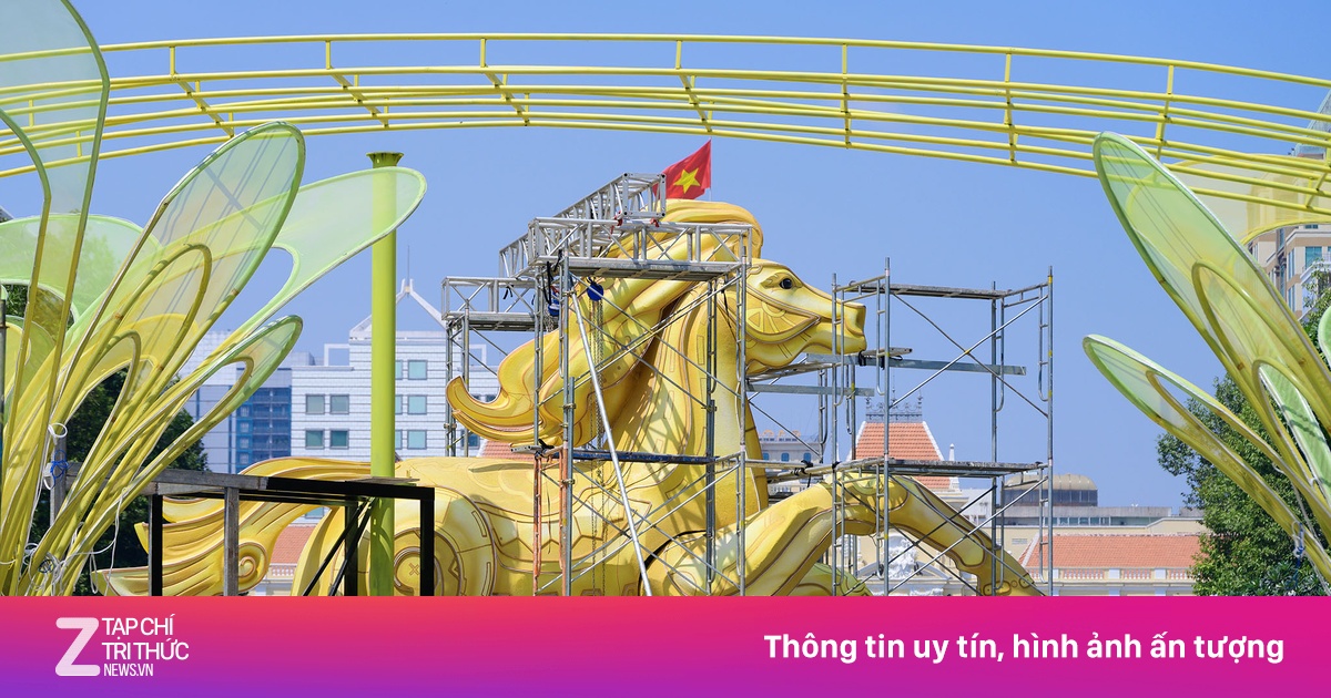 Linh vật ngựa khổng lồ đã xuất hiện tại đường hoa Nguyễn Huệ