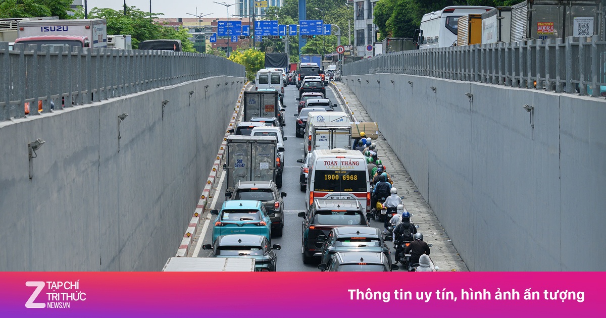 Kẹt xe kéo dài trước cửa ngõ sân bay Tân Sơn Nhất