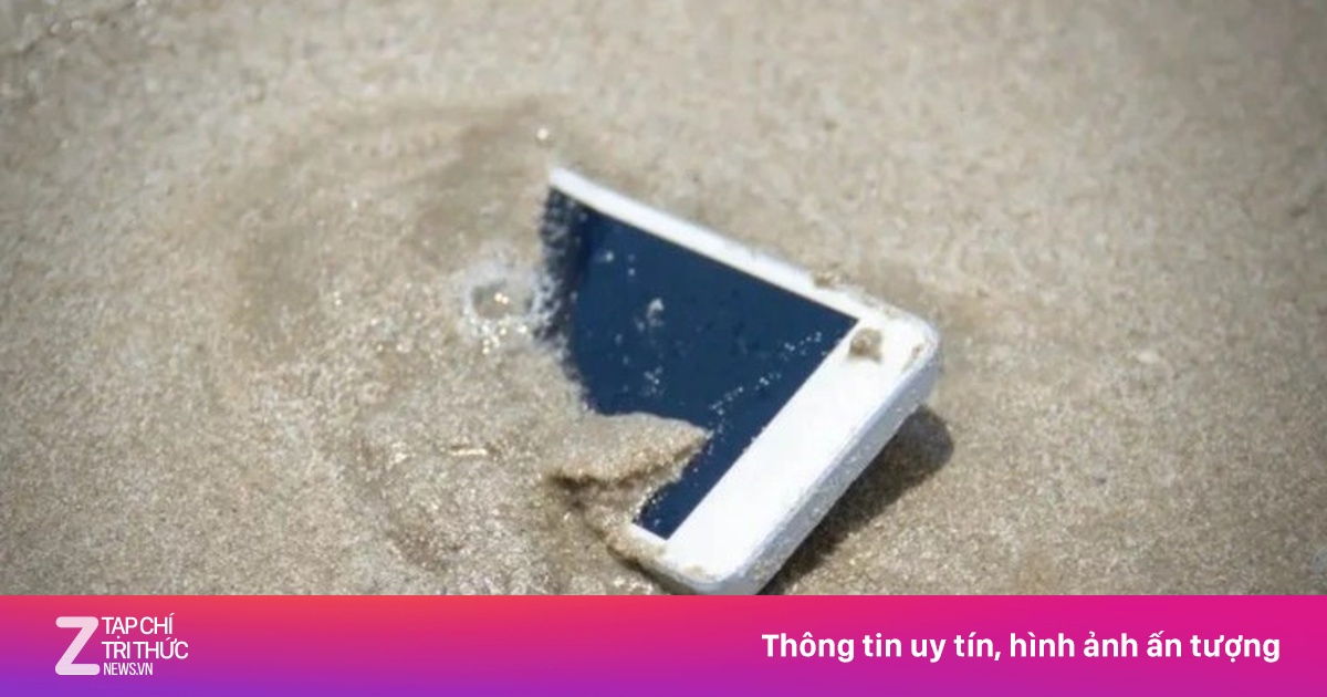Phải làm gì khi điện thoại rơi xuống biển Mobile ZNEWS.VN