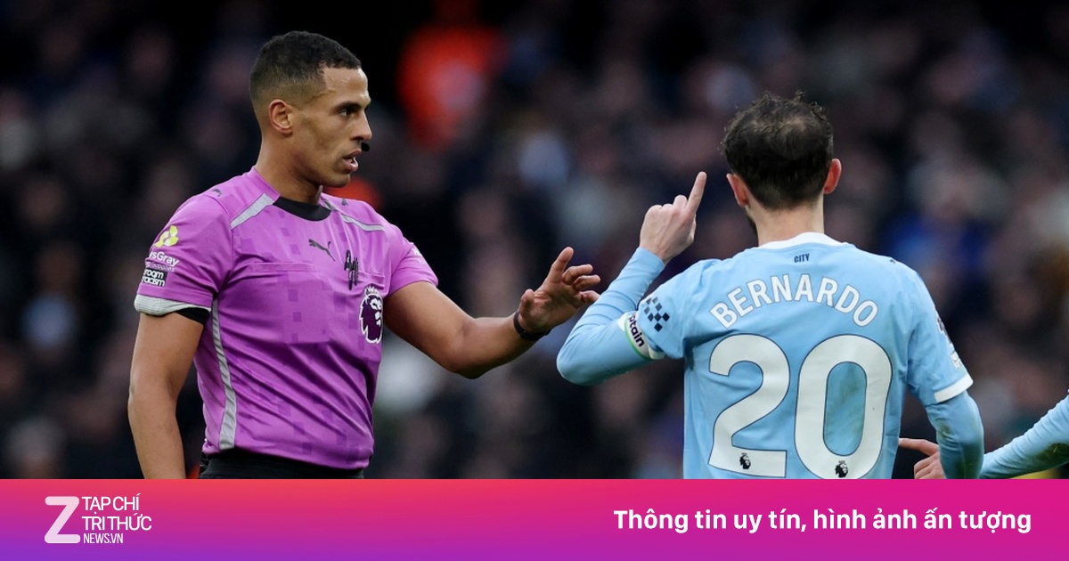 Quyết định dũng cảm của trọng tài lần đầu bắt chính Ngoại hạng Anh