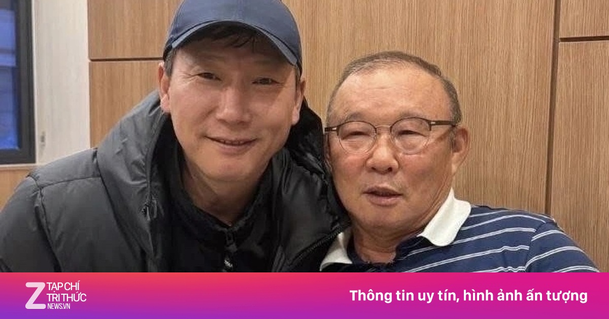 HLV Kim Sang-sik tri ân ông Park Hang-seo