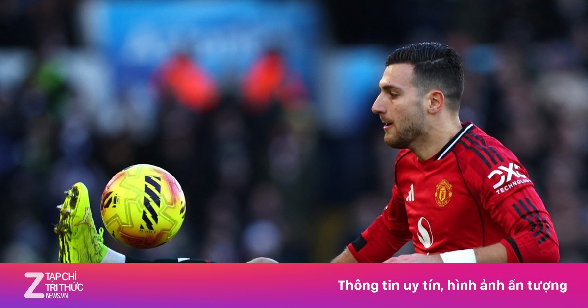 Carrick dùng Dalot hay hơn Amorim?