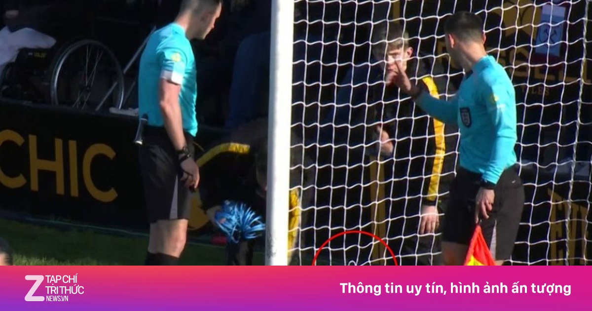 Trận Burton gặp West Ham hoãn liên tục vì loạt lý do bi hài