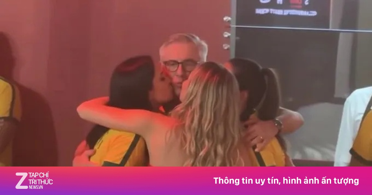 HLV Ancelotti gây sốt khi nhận nụ hôn từ 3 cô gái tại lễ hội Carnival Brazil