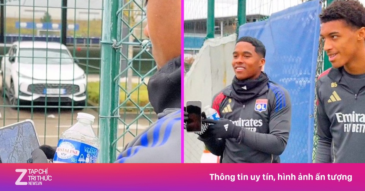 Endrick nhập vai 'đội sao đỏ', bắt phạt đồng đội đi trễ