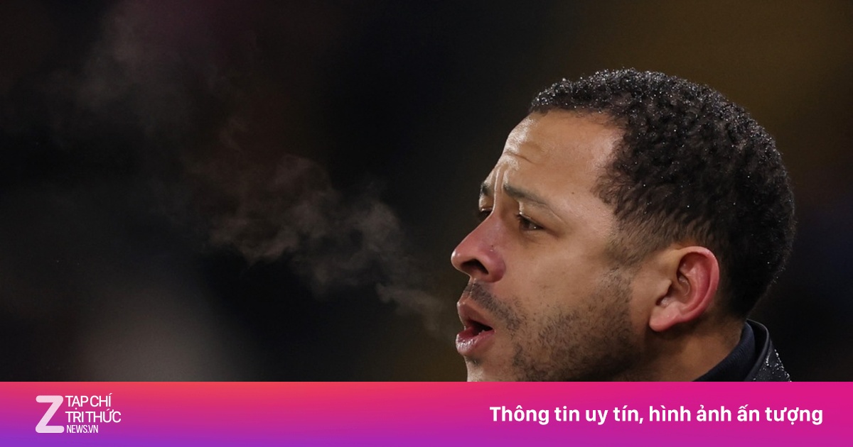 HLV Chelsea Liam Rosenior sống tạm khách sạn, toàn tâm cho sự nghiệp cầm quân