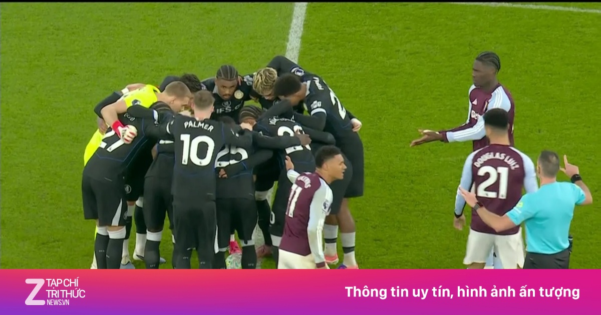 Chelsea gây tranh cãi với màn hội ý giữa sân