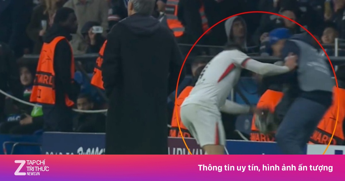 Pedro Neto gây tranh cãi khi đẩy ngã cậu bé nhặt bóng