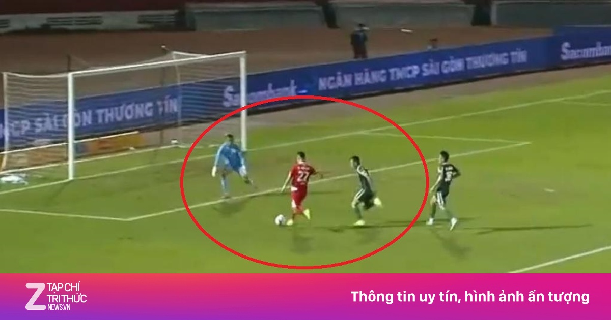 Tiến Linh sút ra ngoài khi đối mặt thủ môn