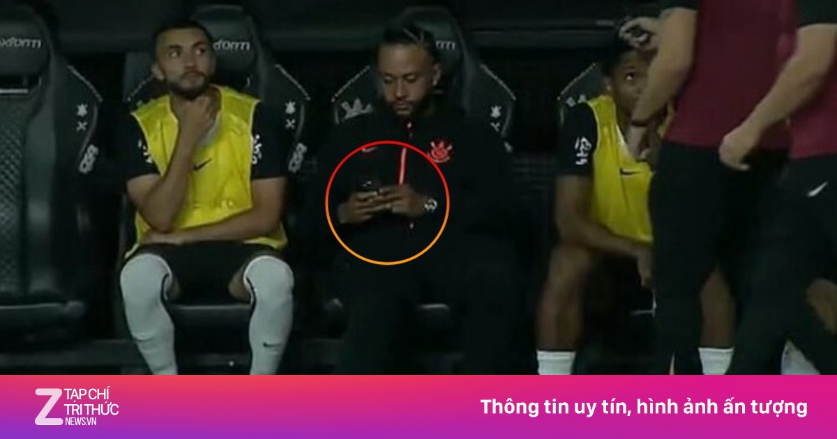 Memphis Depay Đối Mặt Nguy Cơ Treo Giò 6 Trận Vì Sử Dụng Điện Thoại Trên Băng Ghế Dự Bị