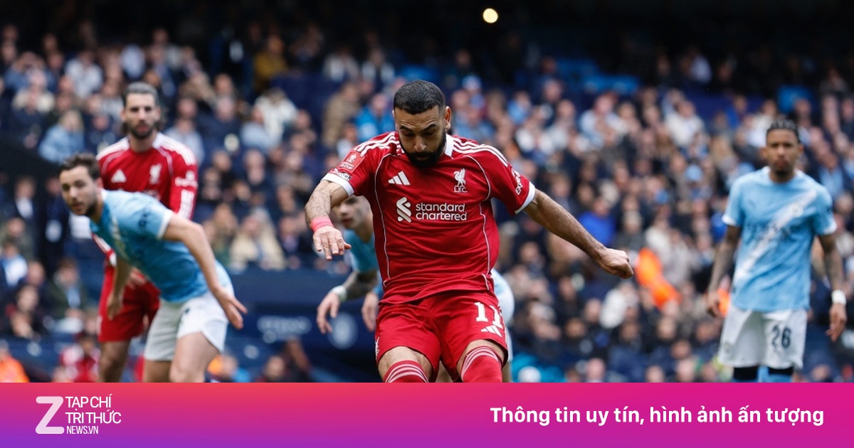 Cú đá khiến Salah bị chê hết thời