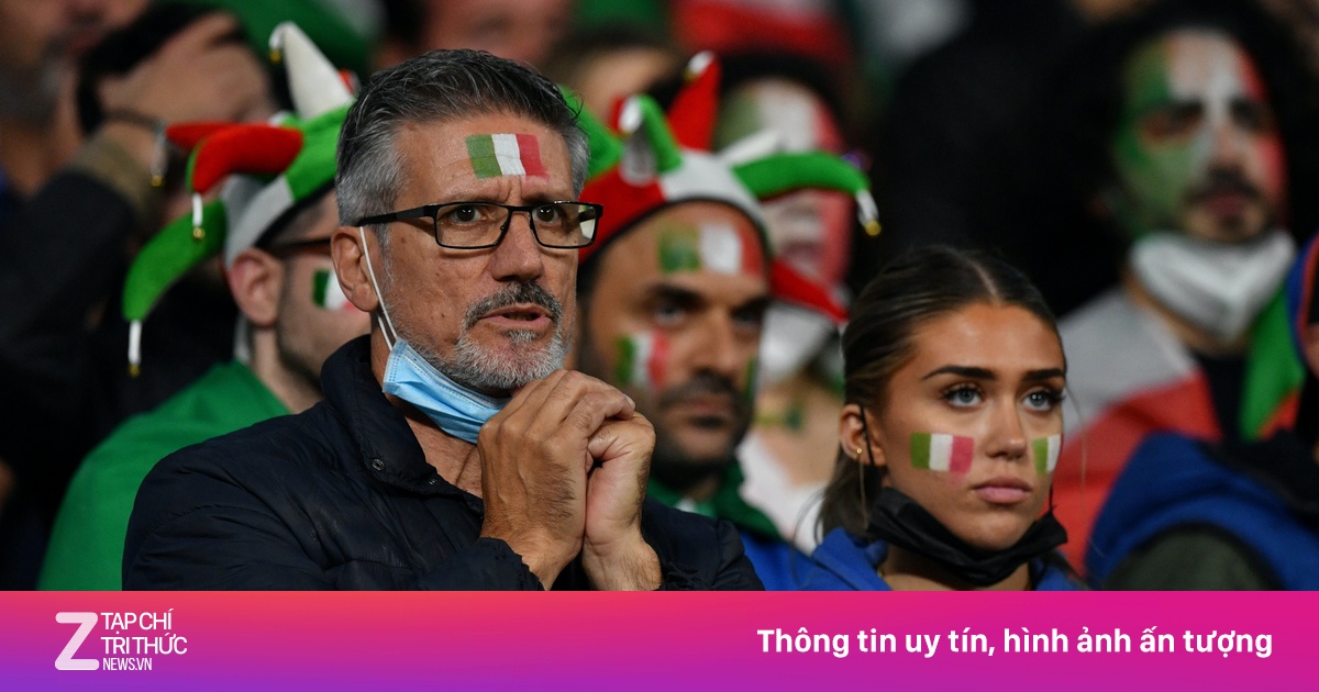 CĐV Italy xếp hàng dài đổi áo đấu