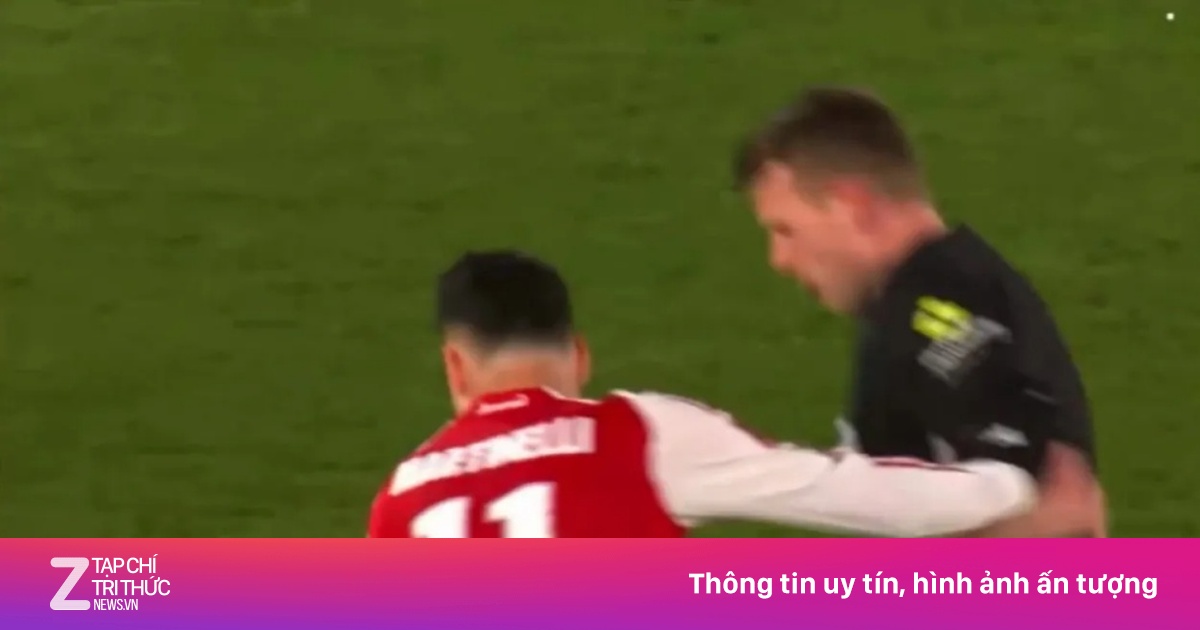Martinelli thoát thẻ đỏ sau khi đẩy trọng tài