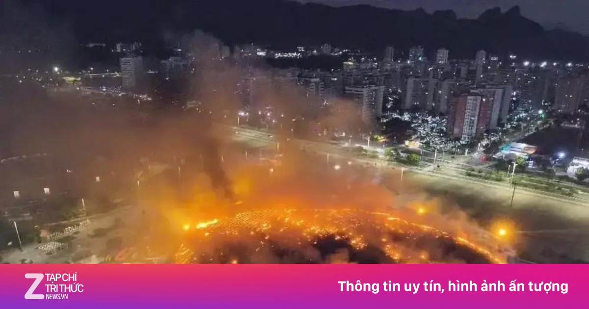 Sân Olympic bao trùm bởi biển lửa