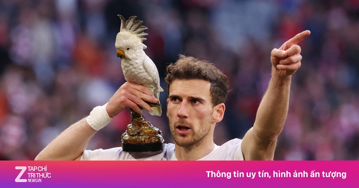 Bayern ăn mừng vô địch bằng tượng chim lạ