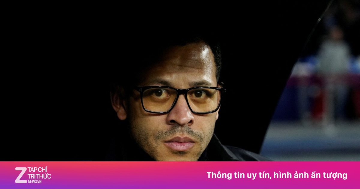 Neville chỉ trích Chelsea phản thầy