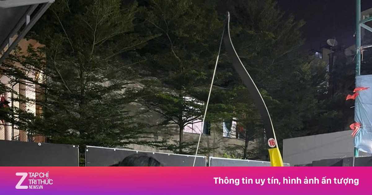 Bắn cung vào học đường