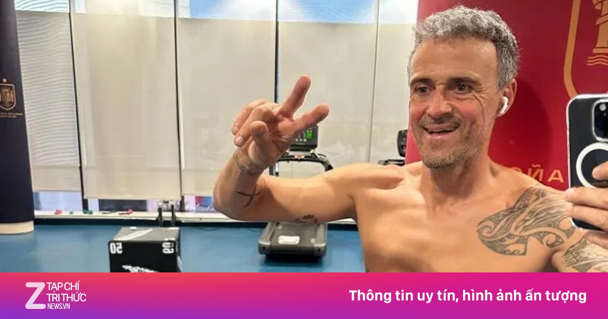 Body 6 múi của HLV Enrique ở tuổi 55