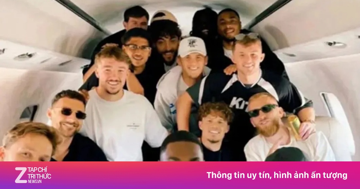 Hull City gặp sự cố máy bay, kẹt tại sân bay Manchester