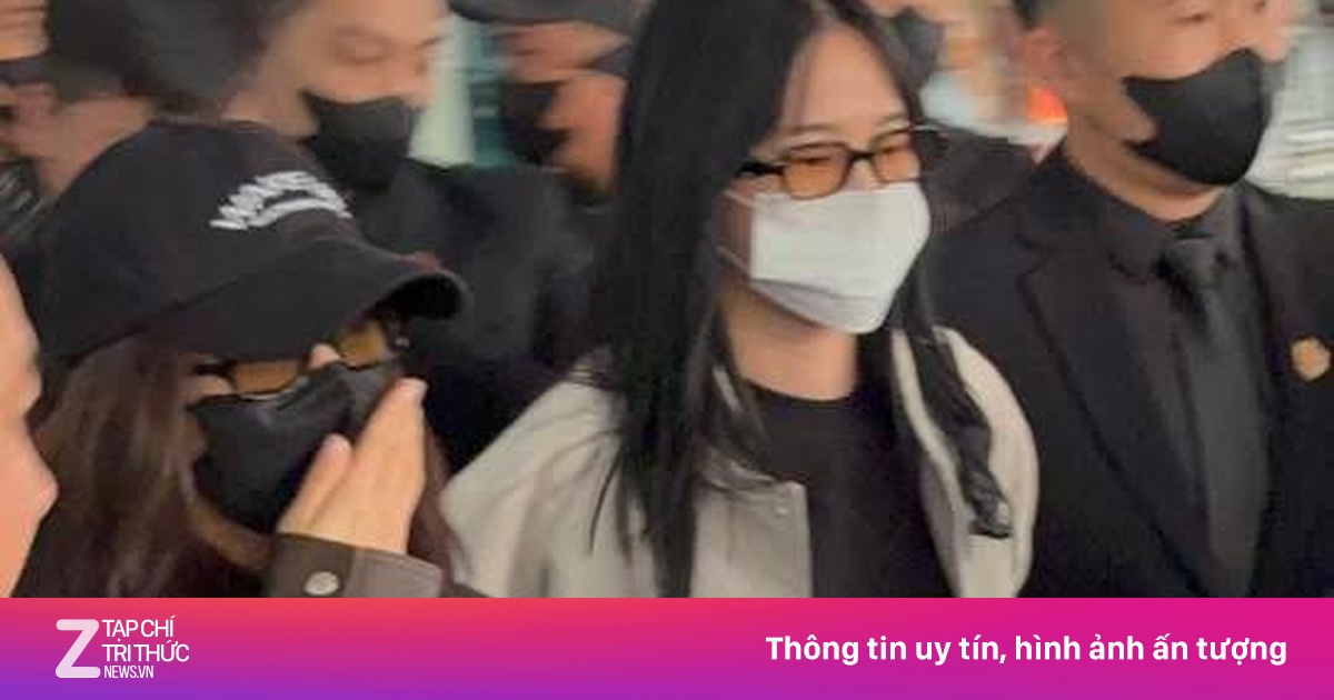 Jisoo (BlackPink) được fan vây kín ở Hà Nội