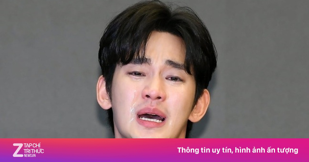 Kim Soo Hyun loạng choạng, rời đi trong nước mắt