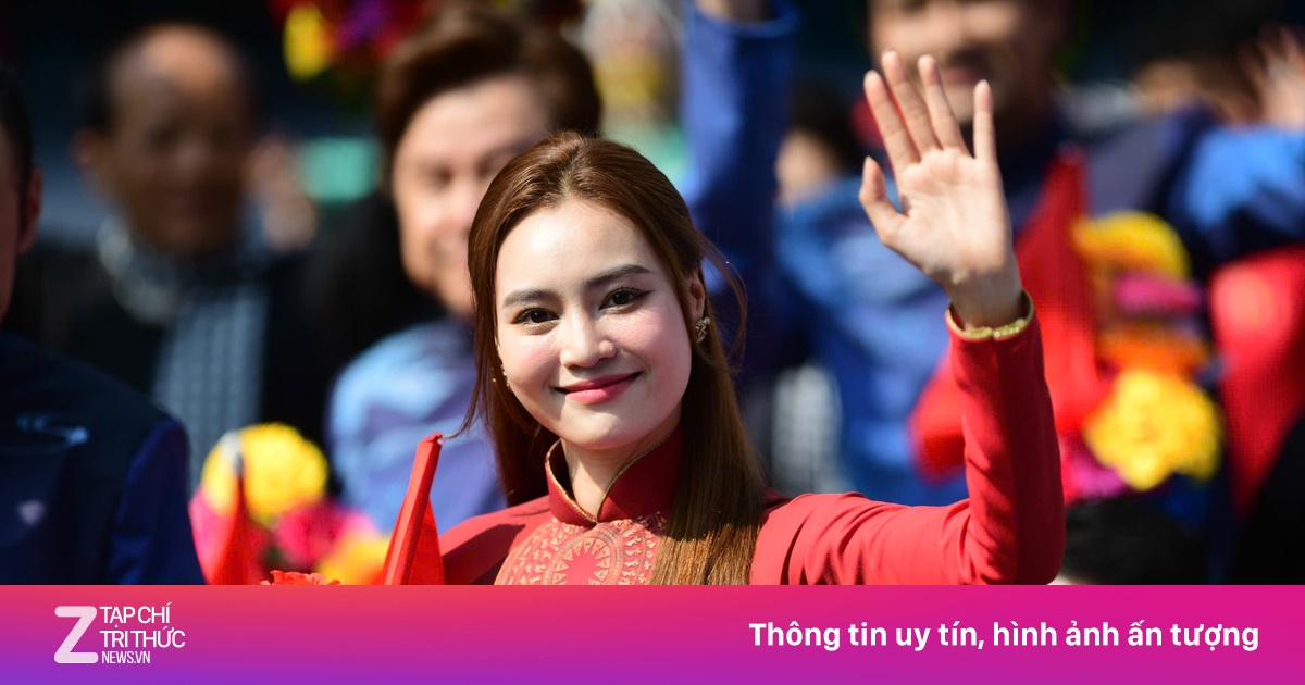 Khoảnh khắc ấn tượng của 50 nghệ sĩ Việt ở lễ diễu hành 30/4