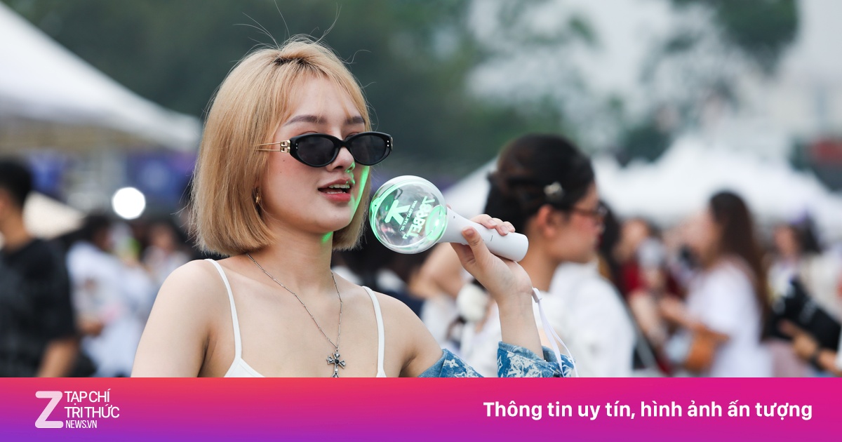Hàng nghìn người đổ về SVĐ Mỹ Đình xem concert cuối Anh trai say hi