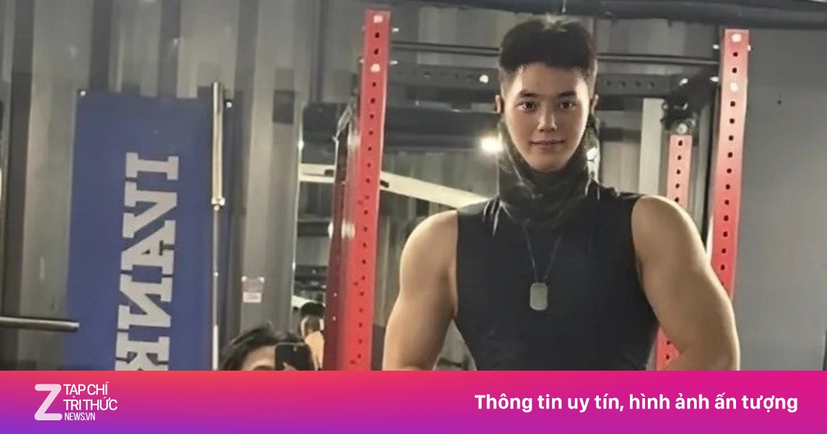 Song Kang, V khoe cơ bắp gây sốt