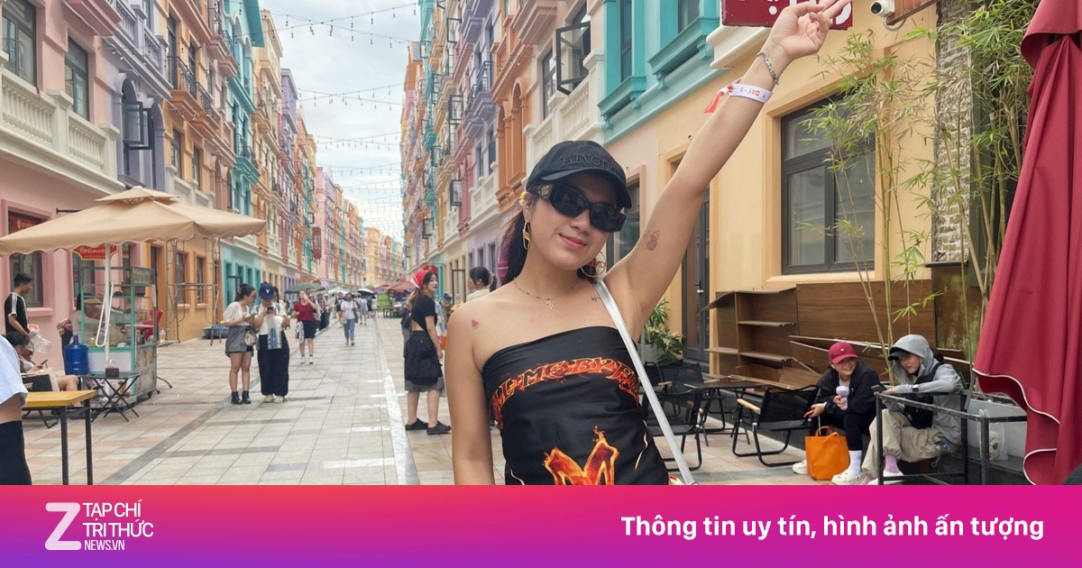 Xếp hàng dưới trời nắng chờ Anh trai chông gai ở Hưng Yên