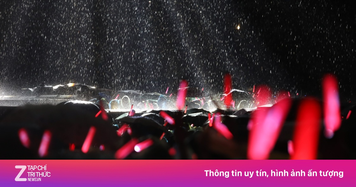 Mưa lớn ở concert Anh trai vượt ngàn chông gai