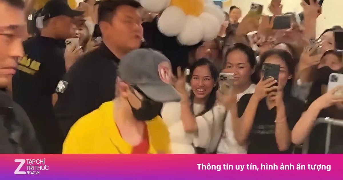 G-Dragon được fan vây kín ở sân bay Nội Bài