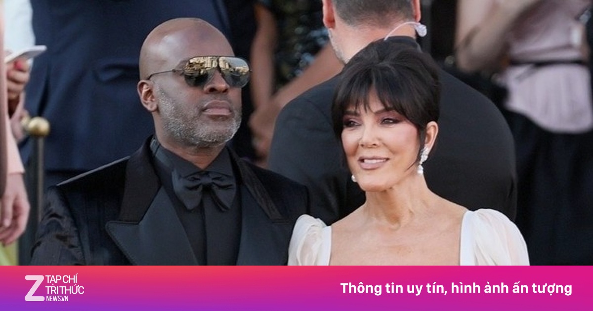 Mẹ Kim 'siêu vòng ba' bên bạn trai kém 25 tuổi