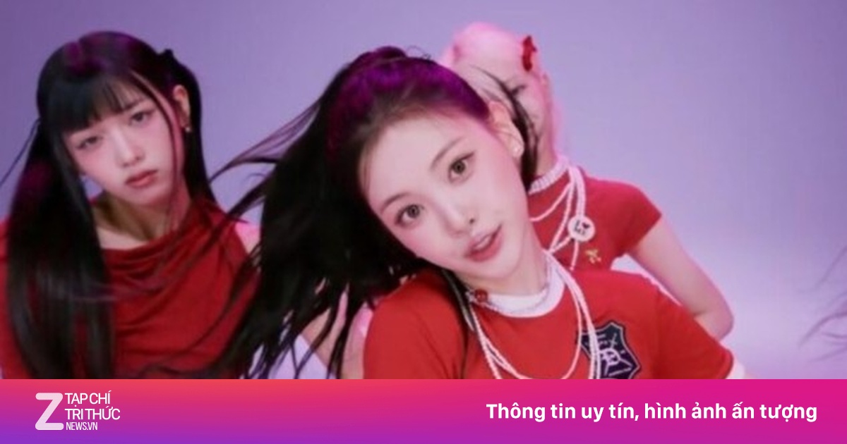 Nữ ca sĩ 19 tuổi mặc táo bạo gây tranh cãi