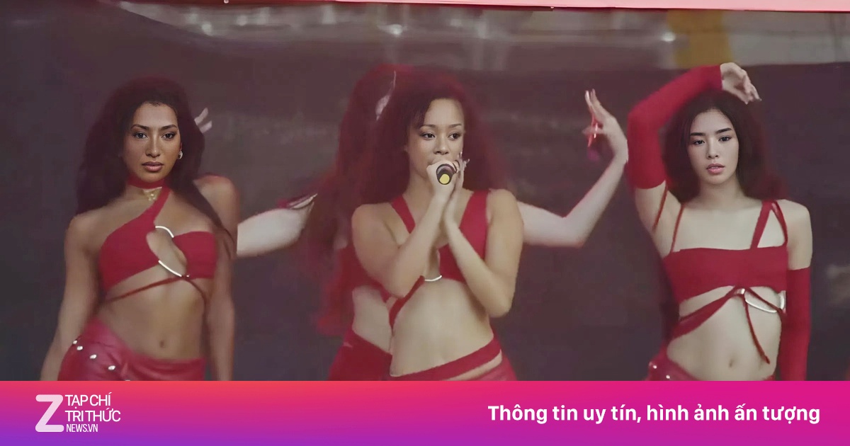 Trang phục gây sốc của nhóm nhạc nữ