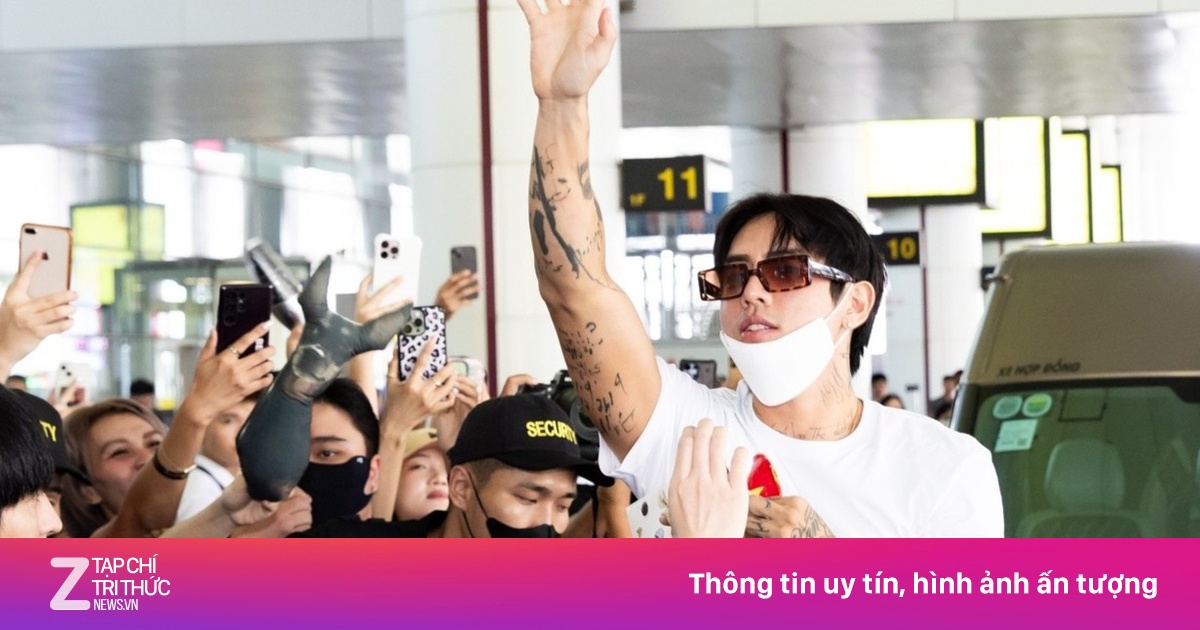Fan Việt vây kín DPR IAN ở sân bay Nội Bài