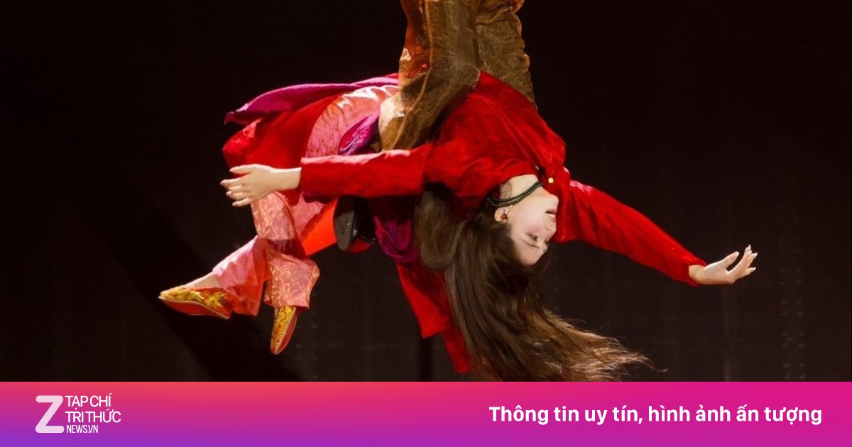 Đằng sau màn biểu diễn vấp tranh cãi của Hòa Minzy