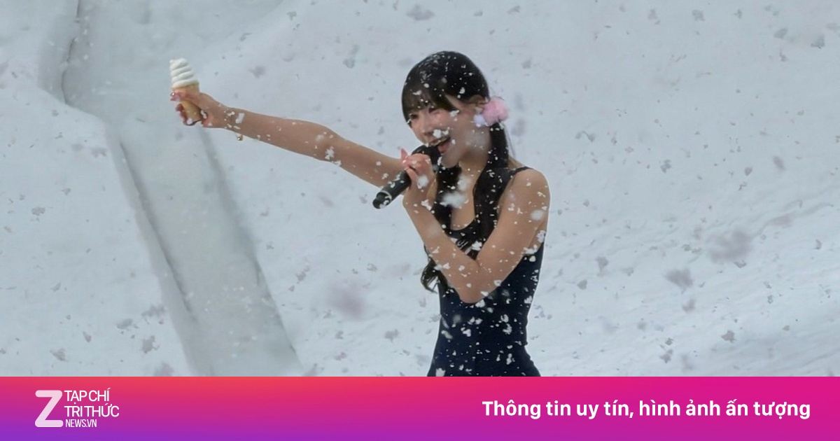 Ca sĩ Nhật bị chỉ trích dữ dội vì mặc áo tắm biểu diễn giữa tuyết rơi