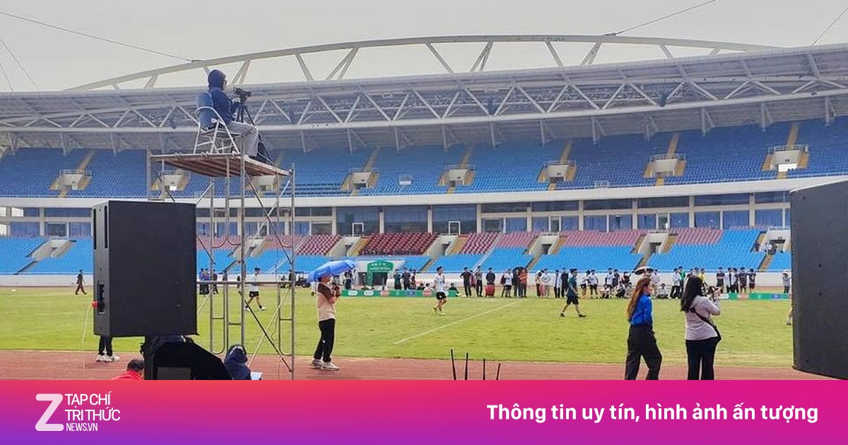 Sân Mỹ Đình xuống cấp vẫn cho học sinh đá giải phong trào